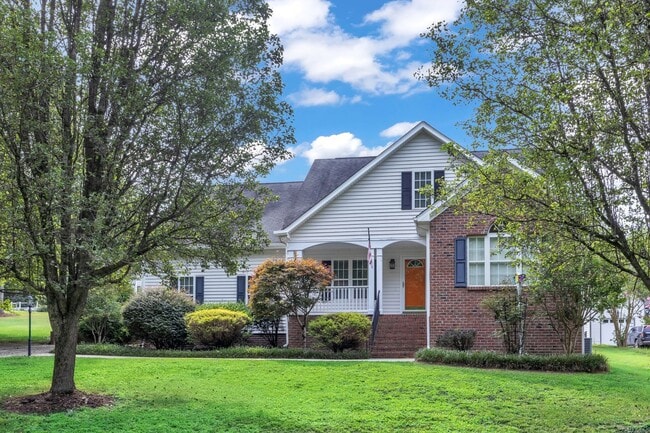 Foto del edificio - Ranch Floorplan with Upstairs Bonus Room on .78 acres! 2 Car Garage