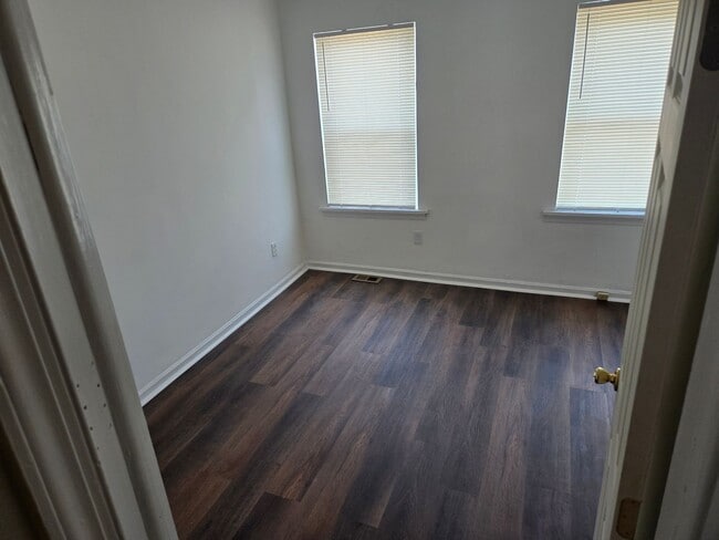 Building Photo - 2 Bedroom 1 Bath Townhouse