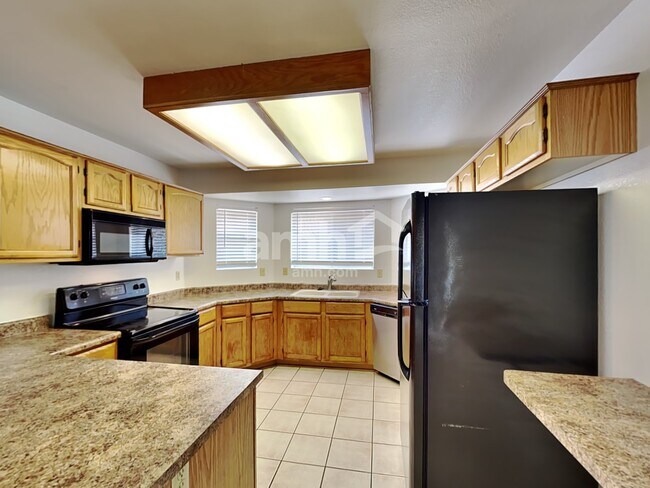 Building Photo - 1364 N Rowen
