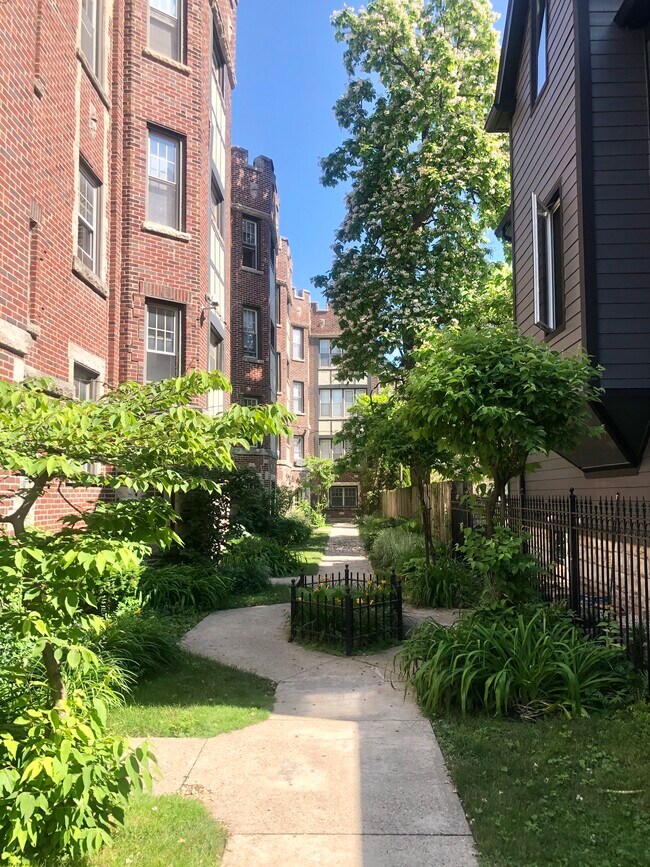 Building Photo - 1626 W Lunt Ave