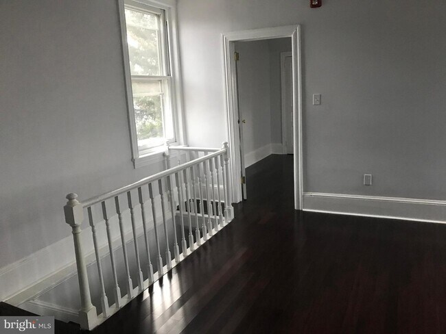 Building Photo - 530 Hermit St