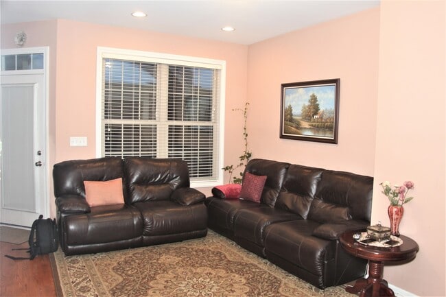 Foto del edificio - 2492 Waterbury Ln