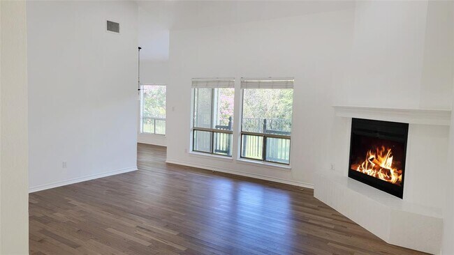 Building Photo - 307 Cuernavaca Dr N