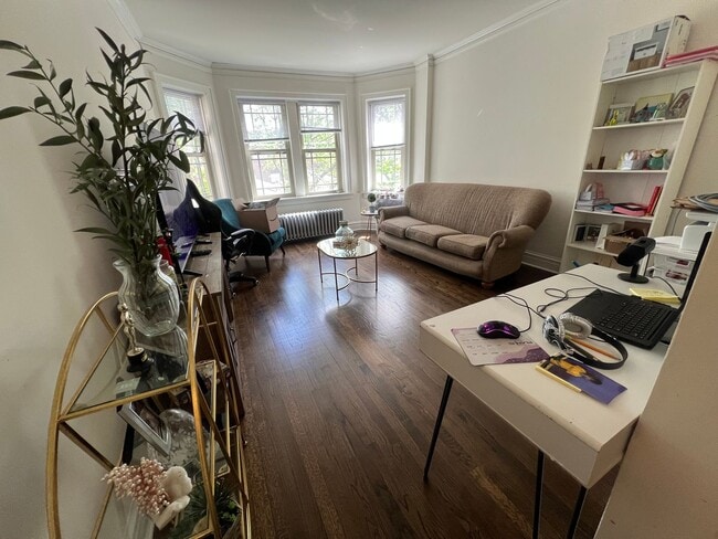 Building Photo - 2nd Floor 2 BR/1 Bath, Newly Renovated in ...