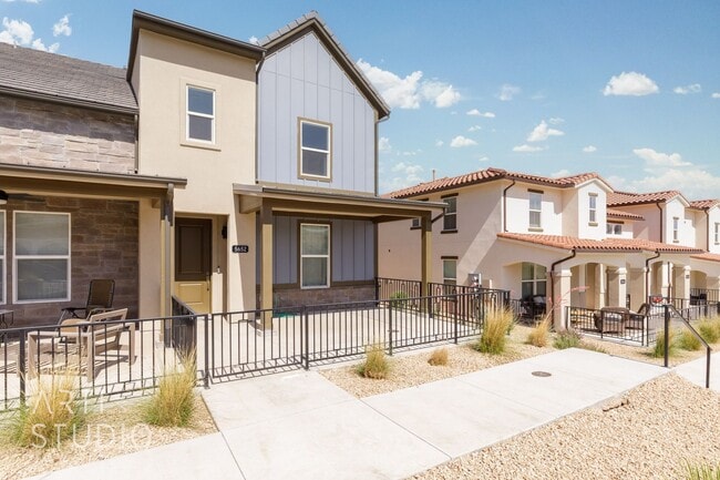 Building Photo - 3 Bedroom, 2.5 Bathroom Townhome in Auburn...