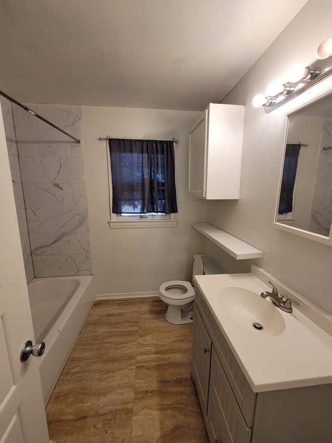 Building Photo - 1108 Hickory Ln