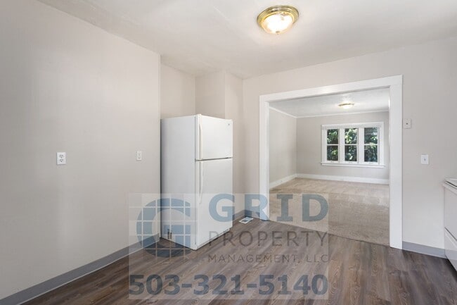 Building Photo - 2 Bedroom Home Available in Southeast Wood...