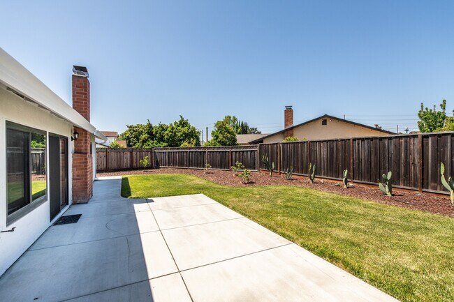 Foto del edificio - 3 bedroom, 2 bath home on a corner lot clo...