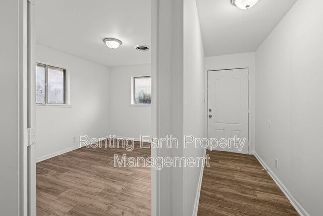 Building Photo - 426 Brookview Dr