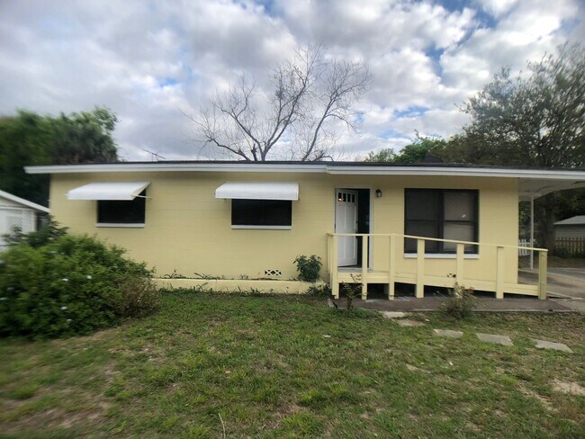 Foto del edificio - 3 bedroom one bath handy cap equipped