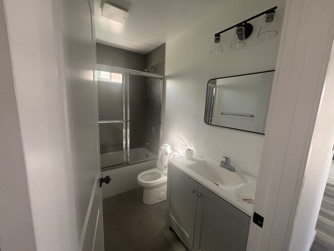 Building Photo - 3006 S Palm Grove Ave