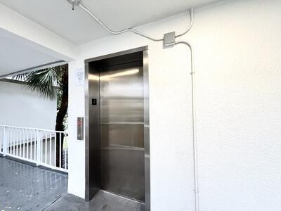 Foto del edificio - 4215 N University Dr