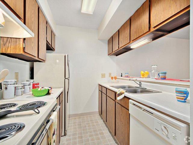 Kitchen - Pebble Point Apartments