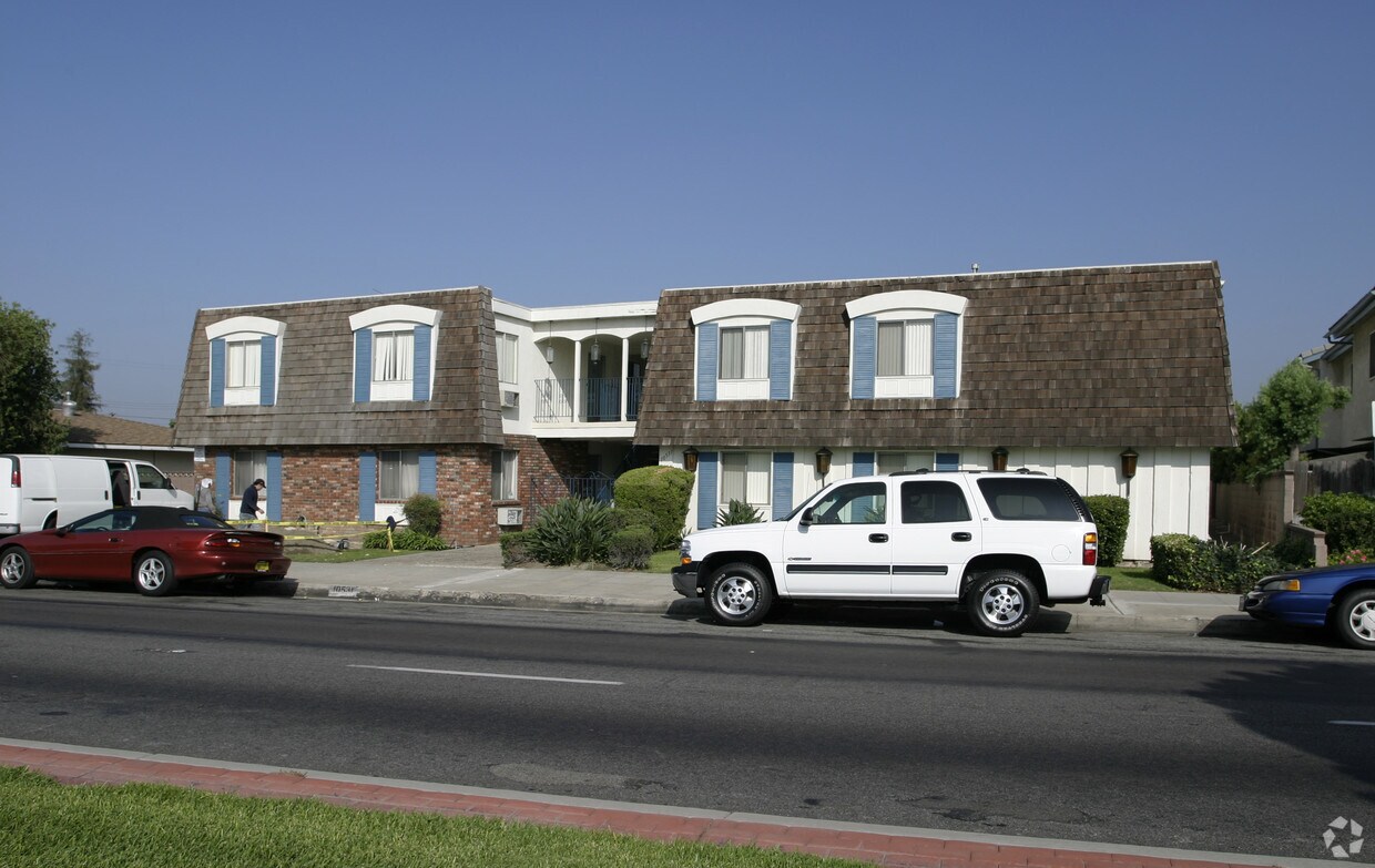 Primary Photo - 10531 Lakewood Blvd