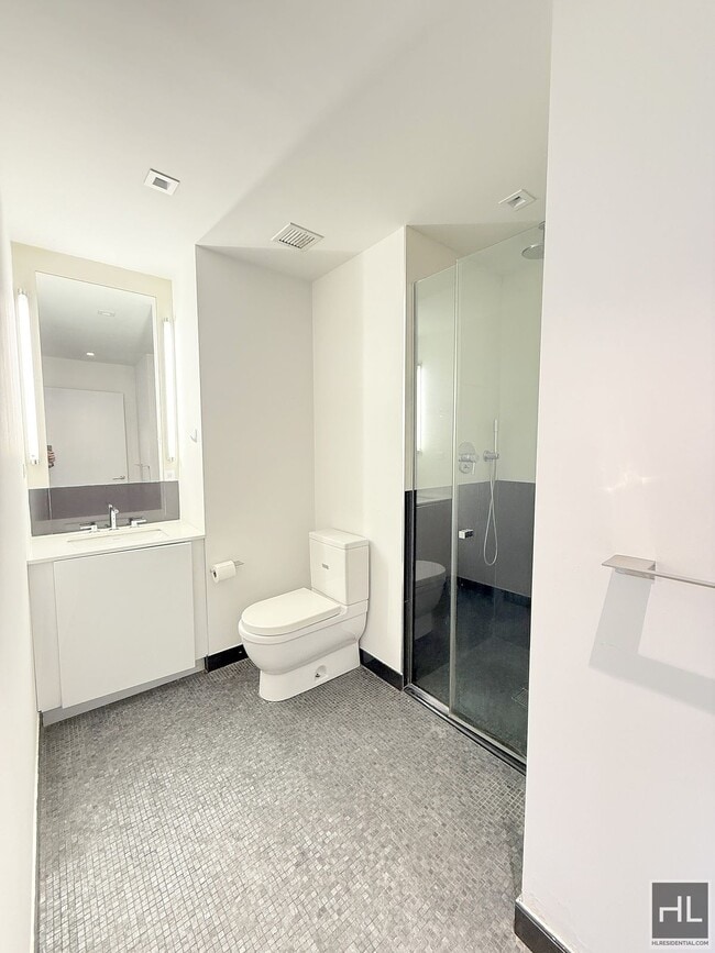 Building Photo - Large king size 1 bed 1 bath with washer a...