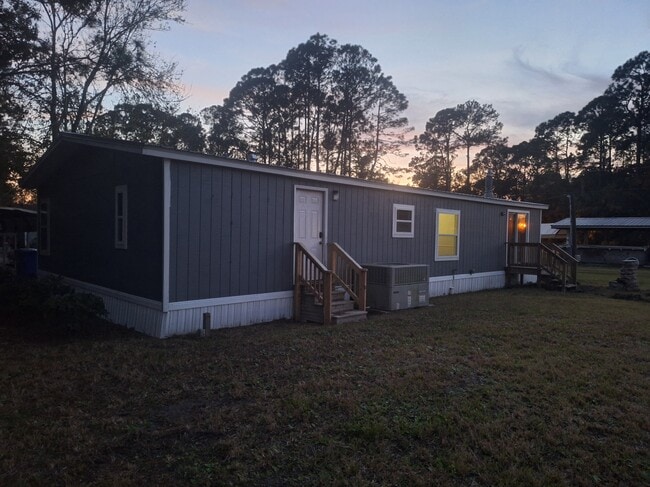 Building Photo - 836 W 11th St