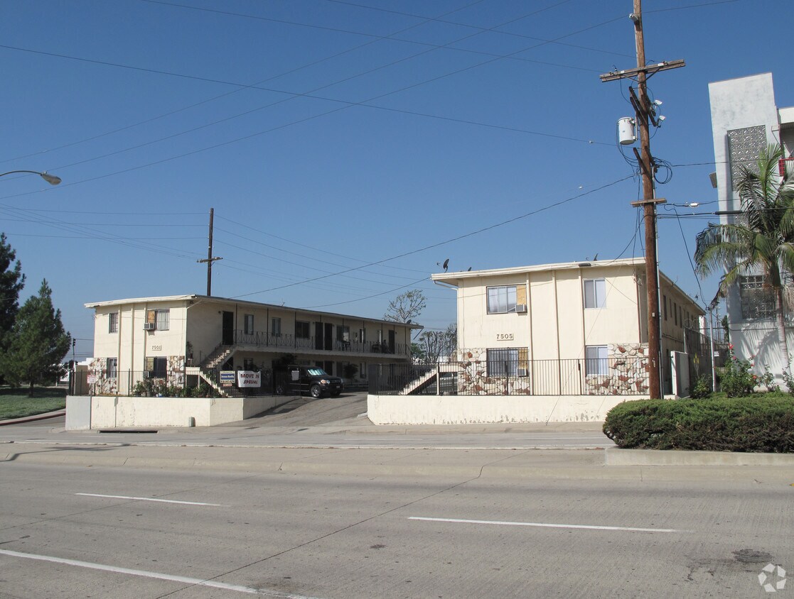 Building Photo - 7501-7505 N Hollywood Way