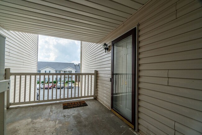 Building Photo - beautiful and cozy 2 bedroom, 2 bathroom a...