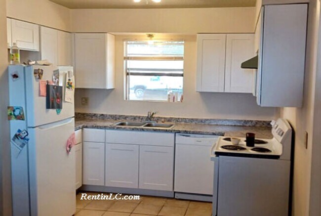 Building Photo - Spacious 3/2 close to NMSU