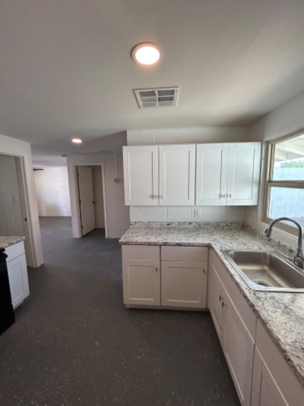 Building Photo - 1540 W Desert Cove Ave