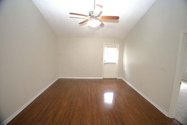 Foto del edificio - 4065 Northlake Drive