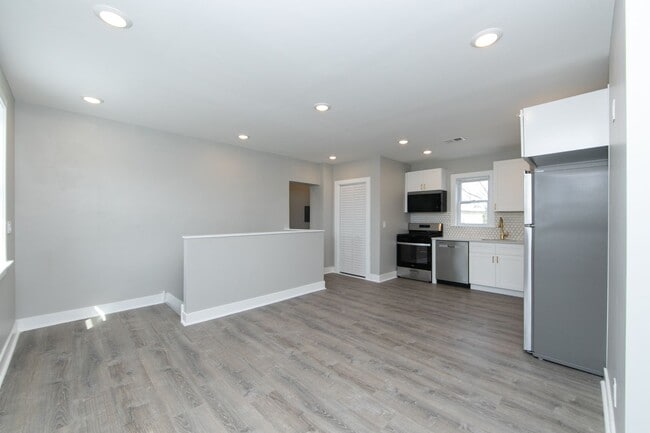 Building Photo - Beautiful Gut Renovated 2 Bed/1 Bath Top F...
