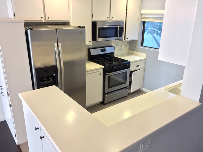 Foto del edificio - 11650 Mayfield Ave