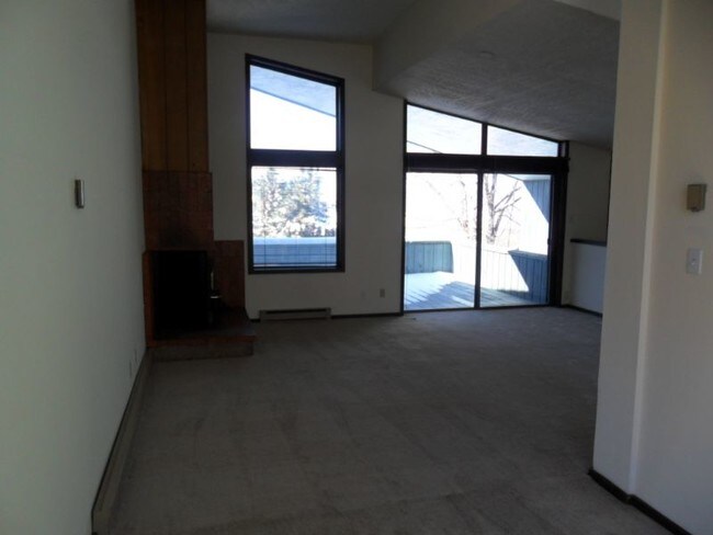 Building Photo - 720 Tramway Ln NE