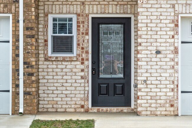Building Photo - Pet Friendly Three Bedroom!