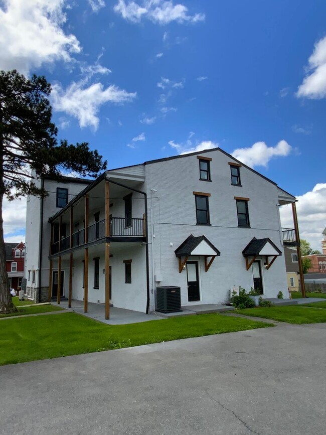 Building Photo - 557 Union St