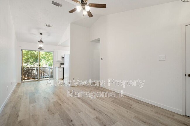 Building Photo - 1015 E Yager Ln