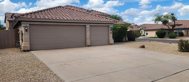 Building Photo - 4 Bedroom Home in the Silverhawke Communit...