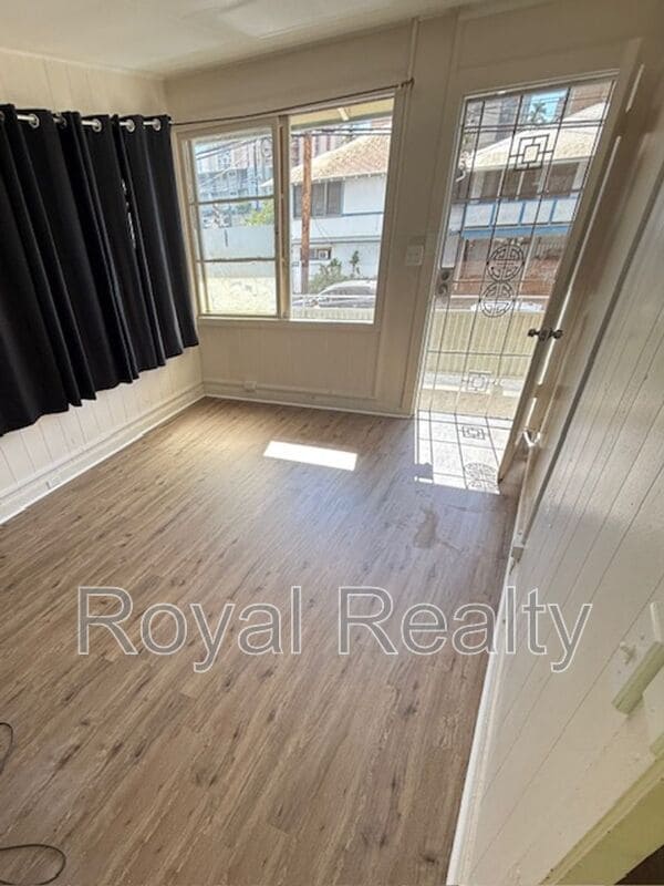 Building Photo - 702 University Ave