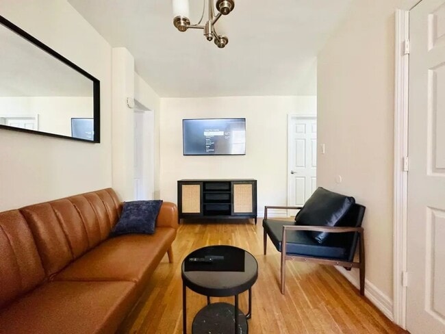 Building Photo - Furnished room/NOT APARTMENT