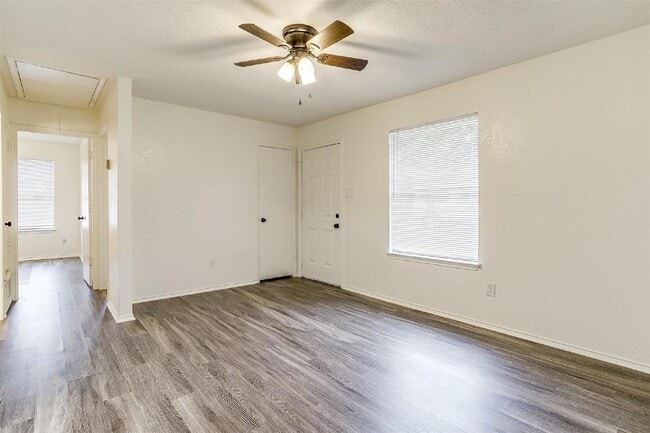 Building Photo - Charming 2-Bed Haven with Granite Touches in Prime Fort Worth Location!