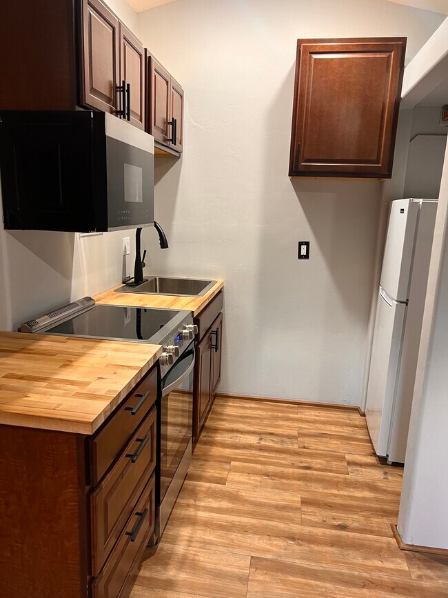 310 First St Unit 3, Gypsum, CO 81637 Apartments in Gypsum, CO