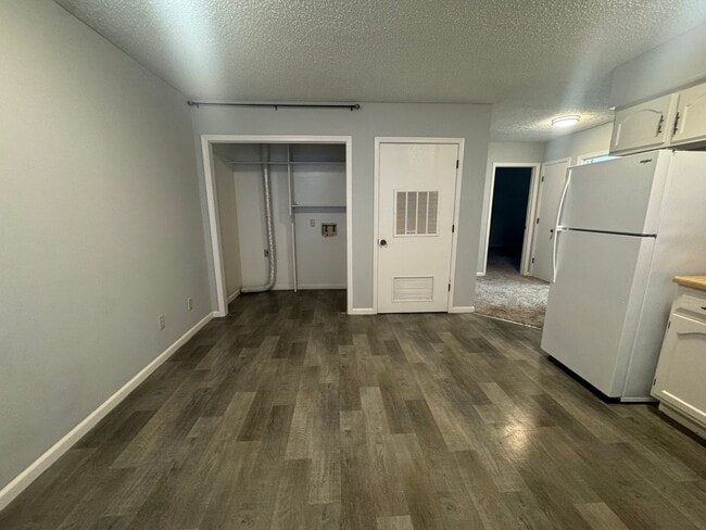 Foto del edificio - 2BR 1BA Triplex • Private Backyard in Downtown Smithville