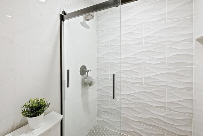 Foto del edificio - Beautiful Mission Plaza - excellent Locati...