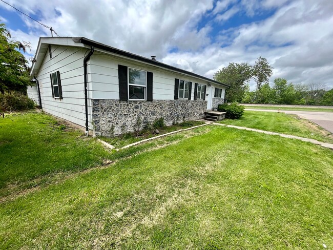 Foto del edificio - 3 Bed | 1 Bath | Detached Garage