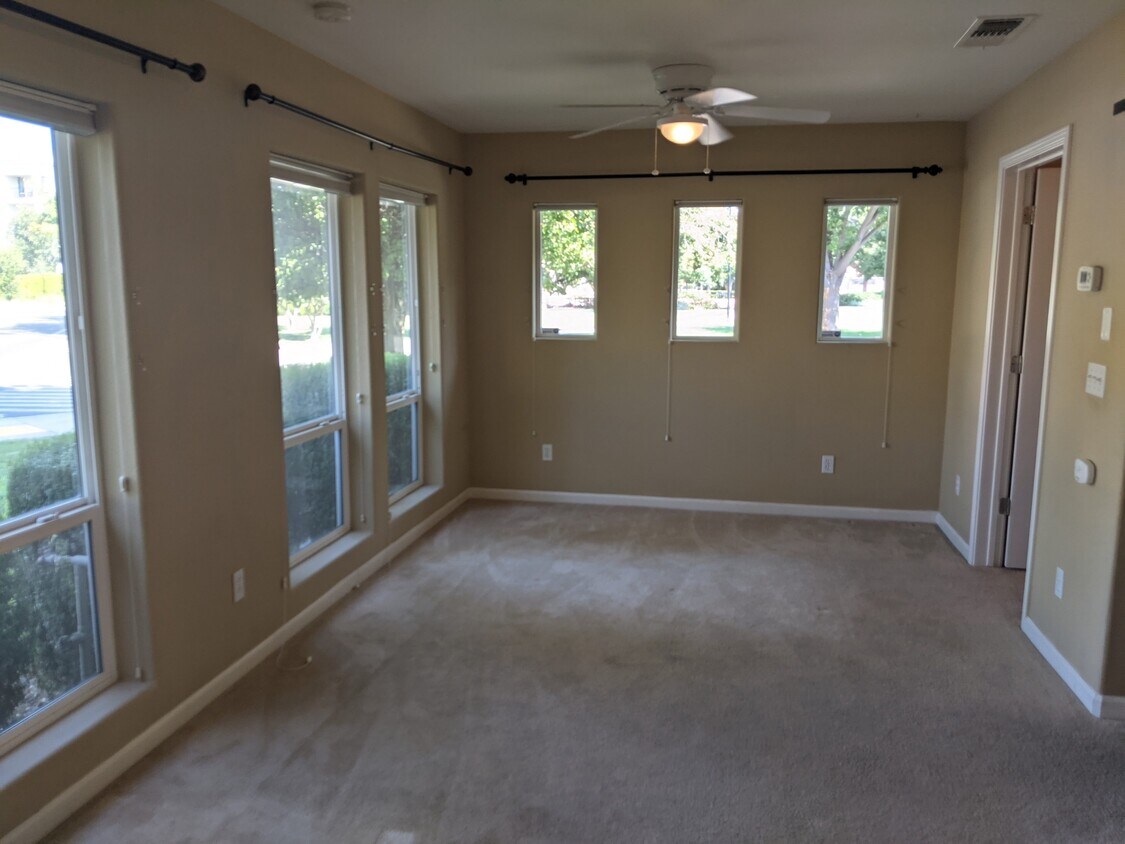 Primary Photo - 3158 Bridgeway Dr