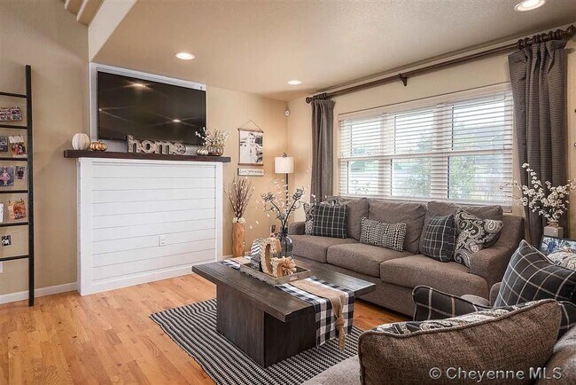 Building Photo - Luxurious 4 Bedroom, 4 Bathroom Townhouse ...