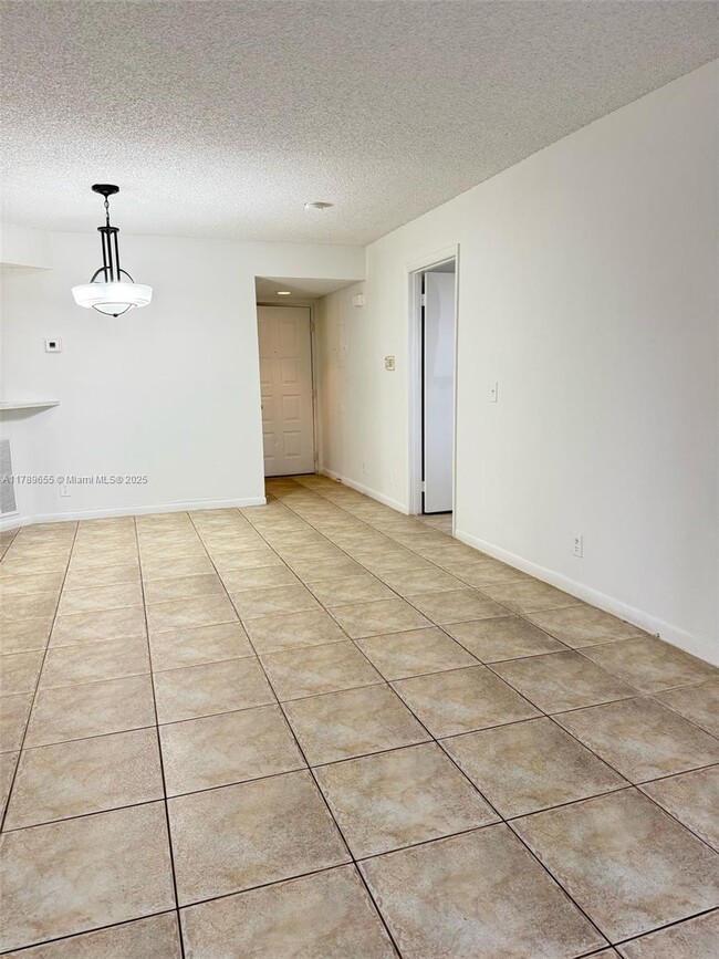 Foto del edificio - 8851 Wiles Rd