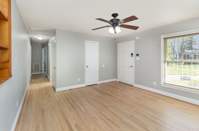 Building Photo - Move-in Ready!