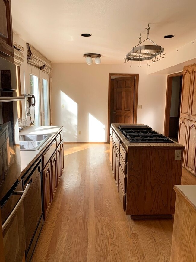 Building Photo - Oceanview 3BR 2.5BA | HUGE GARAGE | Washer & Dryer  | Dogs OK! >>> AVAILABLE NOW!