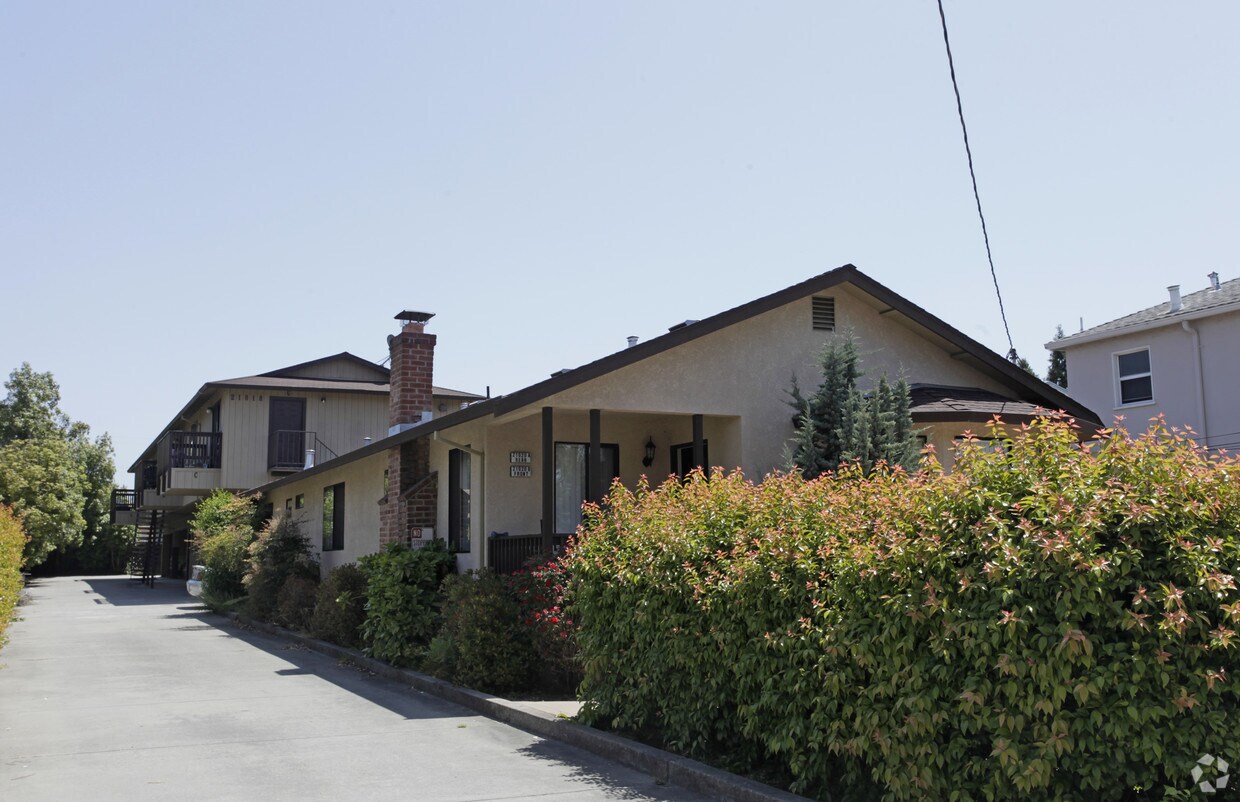 Primary Photo - 21018-21020 Baker Rd
