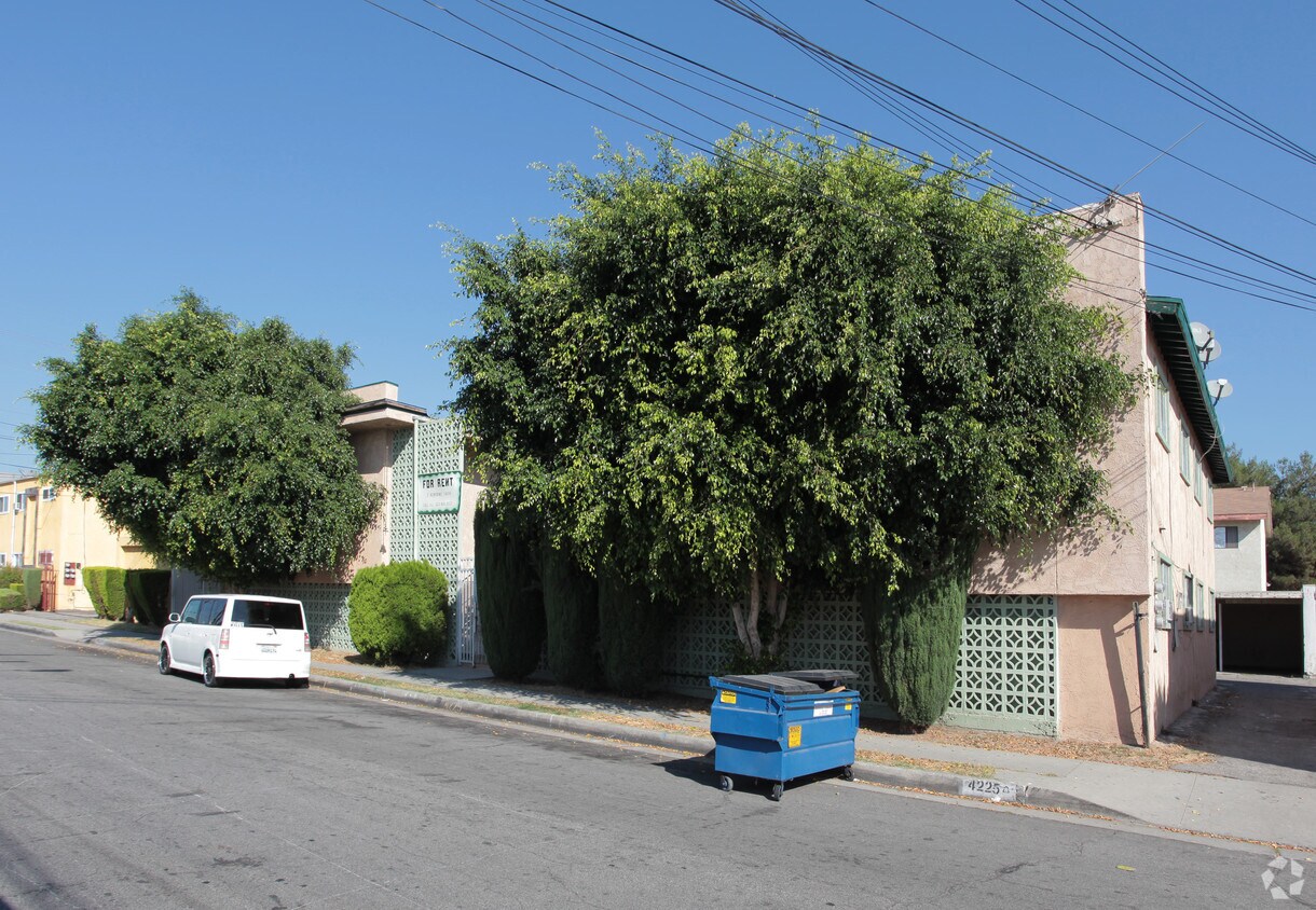 Primary Photo - 4221-4231 Walnut St