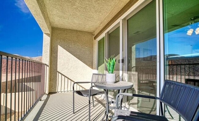 Foto del edificio - BEAUTIFUL 3 BEDROOM 3 BATH TRI-LEVEL HOME ...