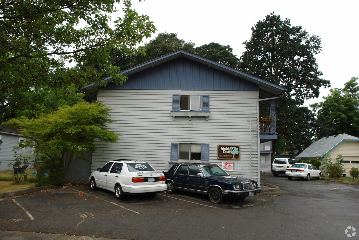 Building Photo - Golden Oaks Apartments