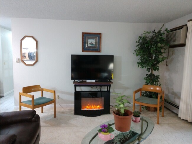 Building Photo - Very Neat and Clean 2 bedroom Condo
