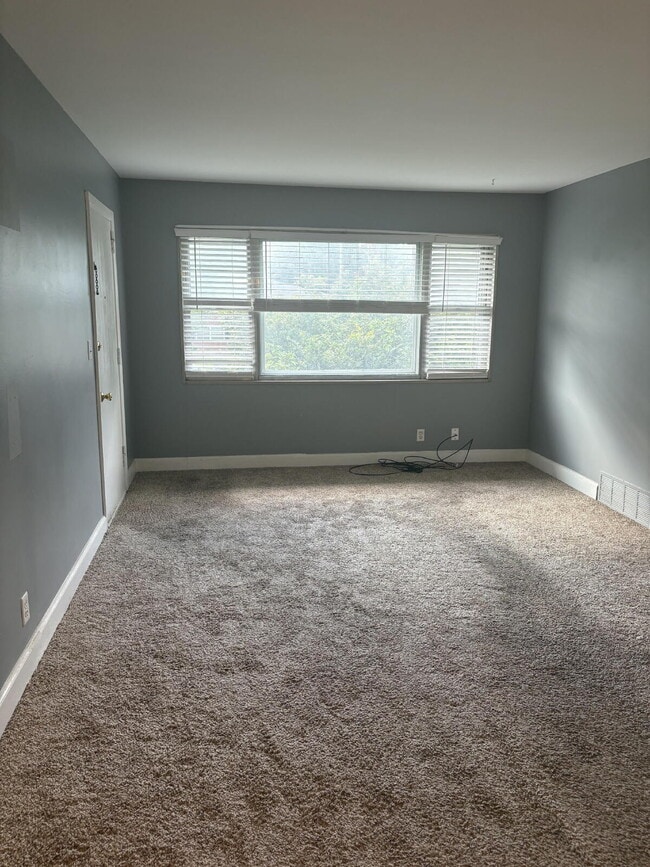 Building Photo - "Charming 2-Bedroom in Louisville - Spacious 1015 Sq Ft Home on Gerald Ct Unit 3!"